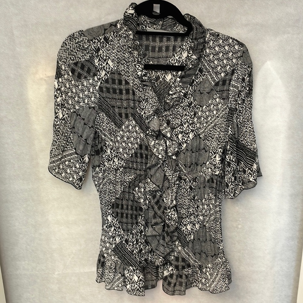 Super Stylish black-and-white Flowing top